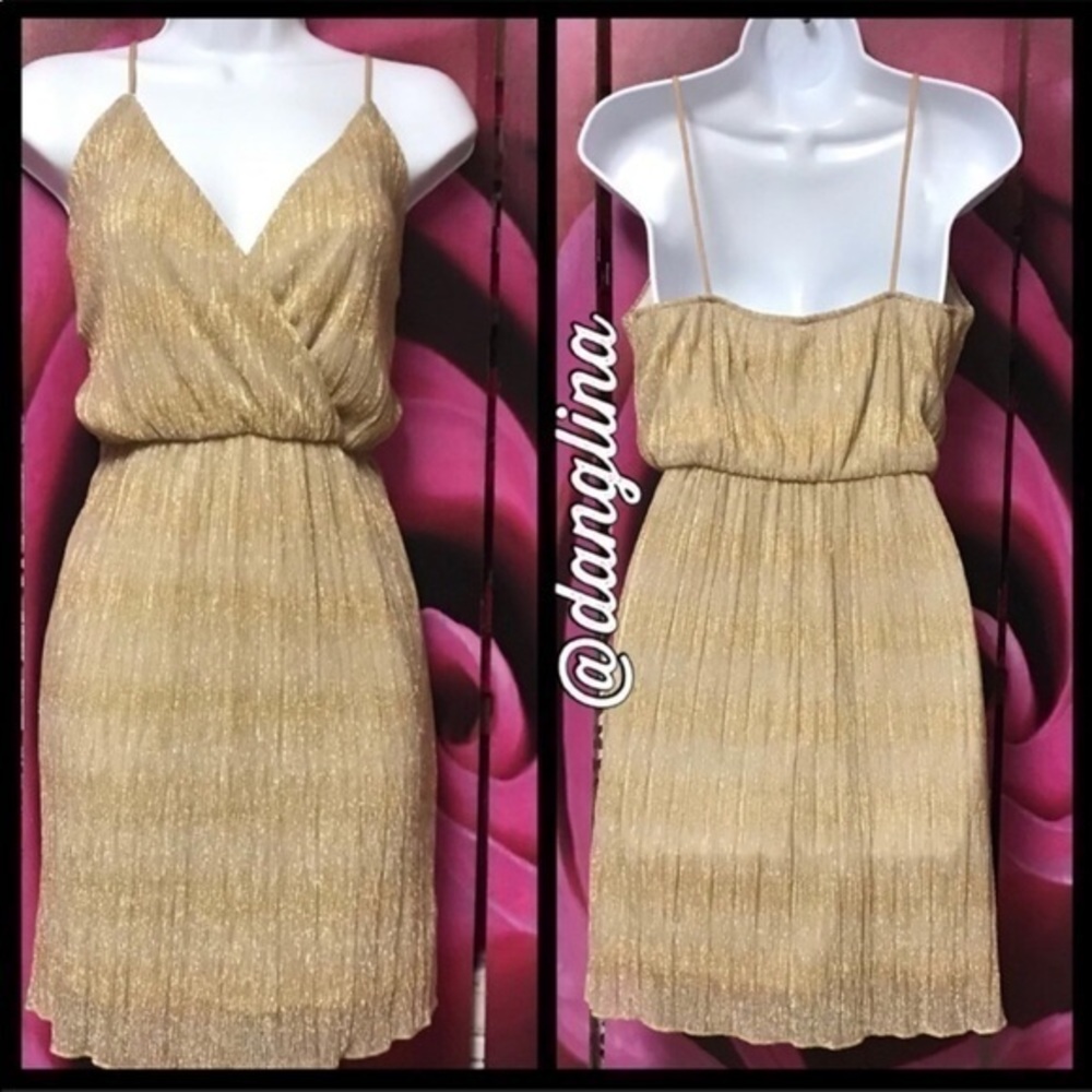 ❣️ Sale was 45$ down sizing ❣️ Gold surpliced dress- great holiday dress.